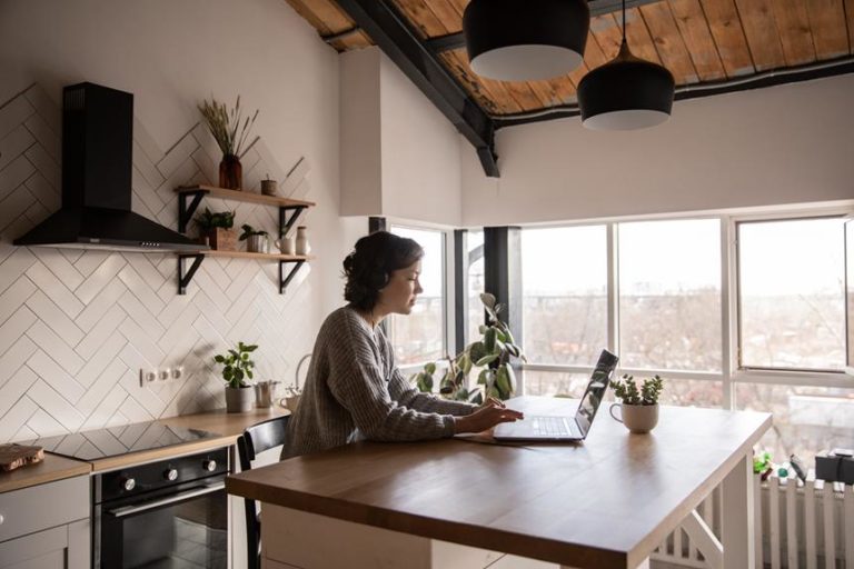 Freelancing Vs Side Hustles: Which One Fits Your Lifestyle?